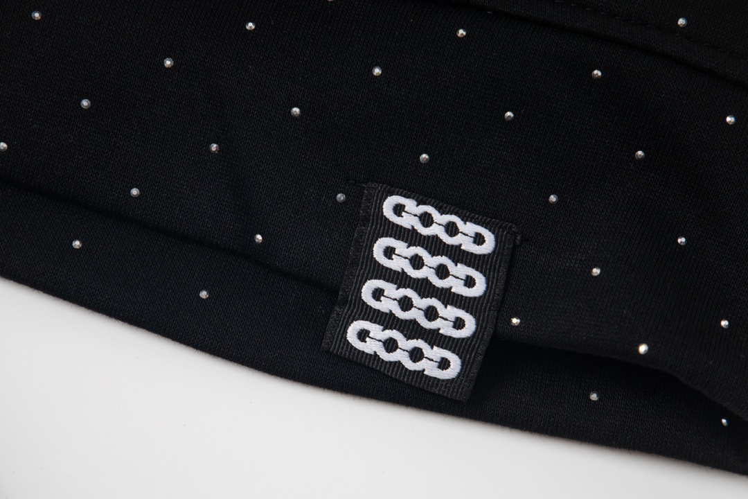 P215


 款号Y649
GOODBRAND 闪银星空烫钻空气层开衫连帽卫衣 男女同款 
​颜色：灰色 黑色
​码数：S M L XL