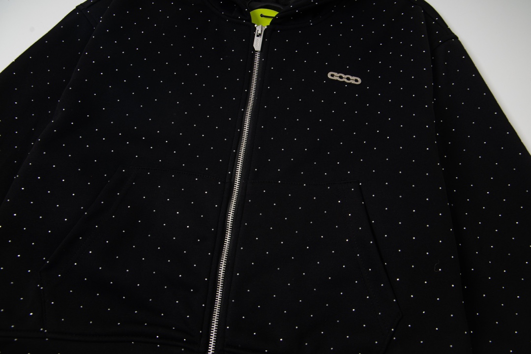 P215


 款号Y649
GOODBRAND 闪银星空烫钻空气层开衫连帽卫衣 男女同款 
​颜色：灰色 黑色
​码数：S M L XL