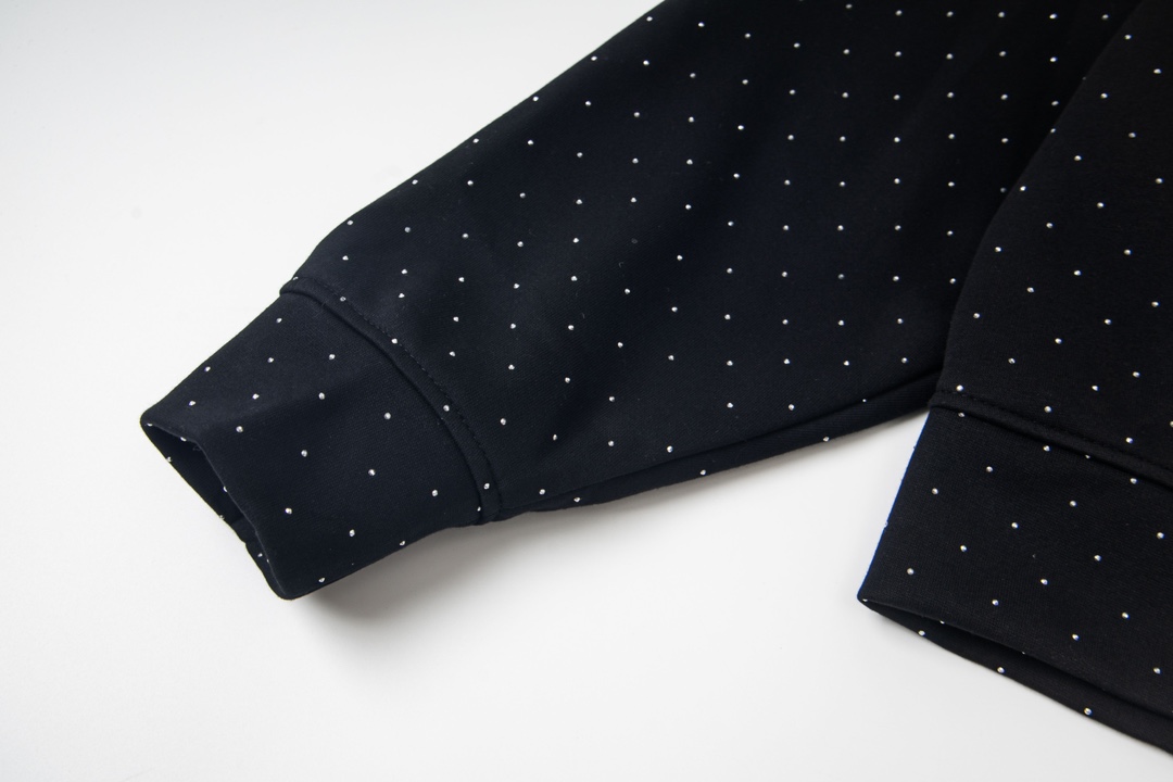 P215


 款号Y649
GOODBRAND 闪银星空烫钻空气层开衫连帽卫衣 男女同款 
​颜色：灰色 黑色
​码数：S M L XL