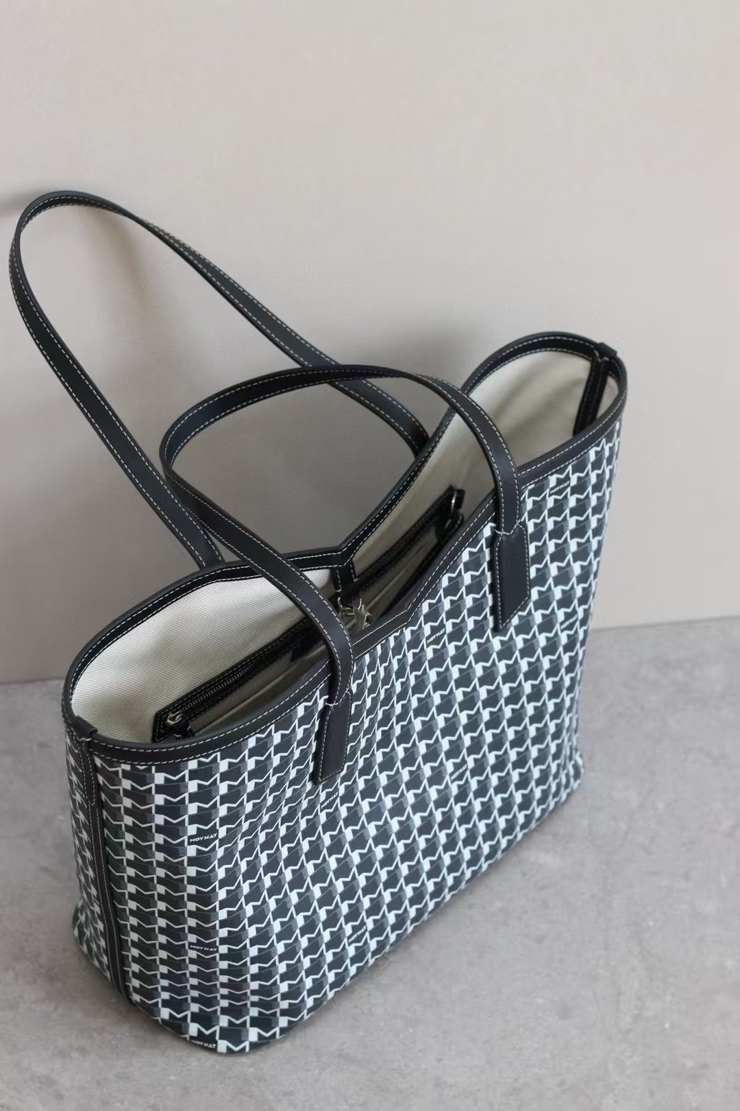 黑色
莫奈 Moynat canvas Tote 新款购物袋 
来自于法国高奢品牌，低调有辨识度，经典M Monogram印花传承品牌历史，小众不易撞款，彰显独特品味 
肩带长度、皮质软硬适中，不勒肩，单肩背拿取物品方便；包口设计（如M型切口 ）贴合腋下，穿厚外套也能轻松上肩 。


