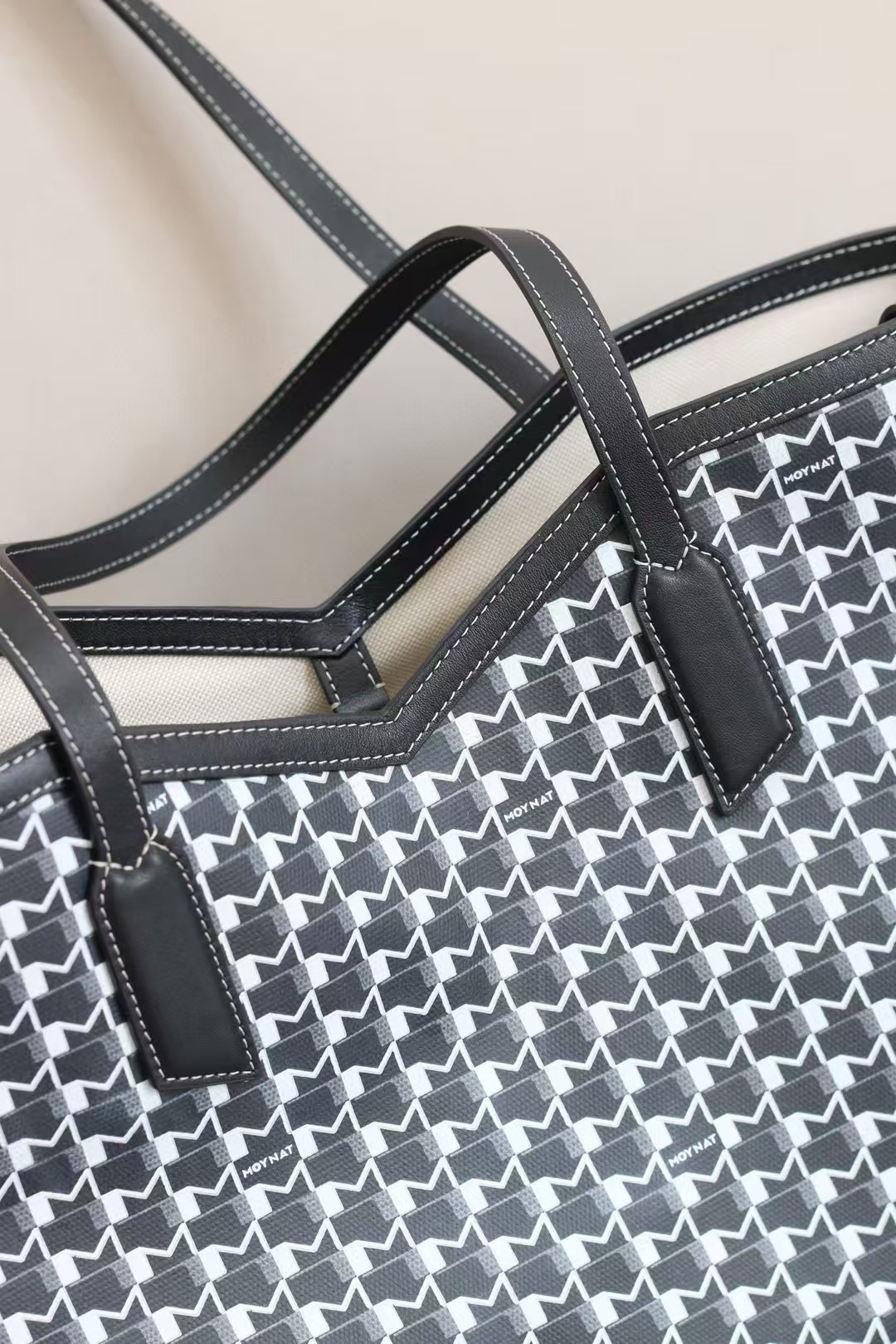 黑色
莫奈 Moynat canvas Tote 新款购物袋 
来自于法国高奢品牌，低调有辨识度，经典M Monogram印花传承品牌历史，小众不易撞款，彰显独特品味 
肩带长度、皮质软硬适中，不勒肩，单肩背拿取物品方便；包口设计（如M型切口 ）贴合腋下，穿厚外套也能轻松上肩 。


