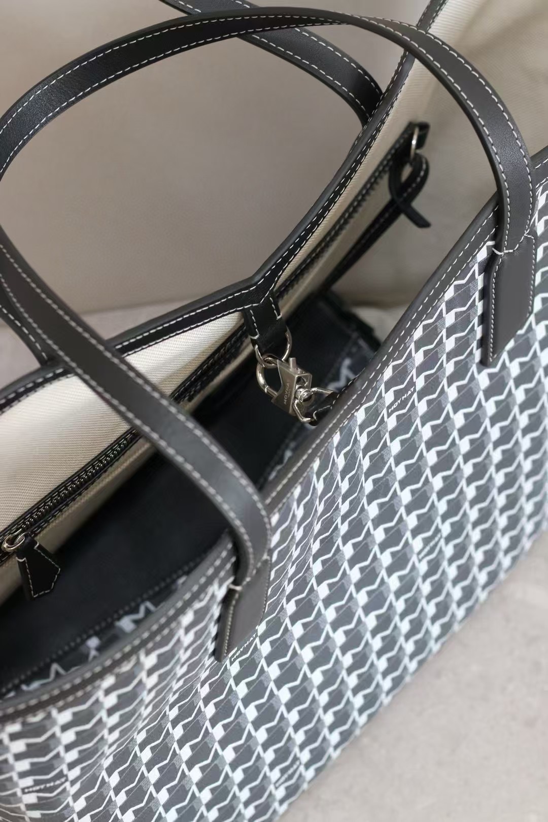 黑色
莫奈 Moynat canvas Tote 新款购物袋 
来自于法国高奢品牌，低调有辨识度，经典M Monogram印花传承品牌历史，小众不易撞款，彰显独特品味 
肩带长度、皮质软硬适中，不勒肩，单肩背拿取物品方便；包口设计（如M型切口 ）贴合腋下，穿厚外套也能轻松上肩 。


