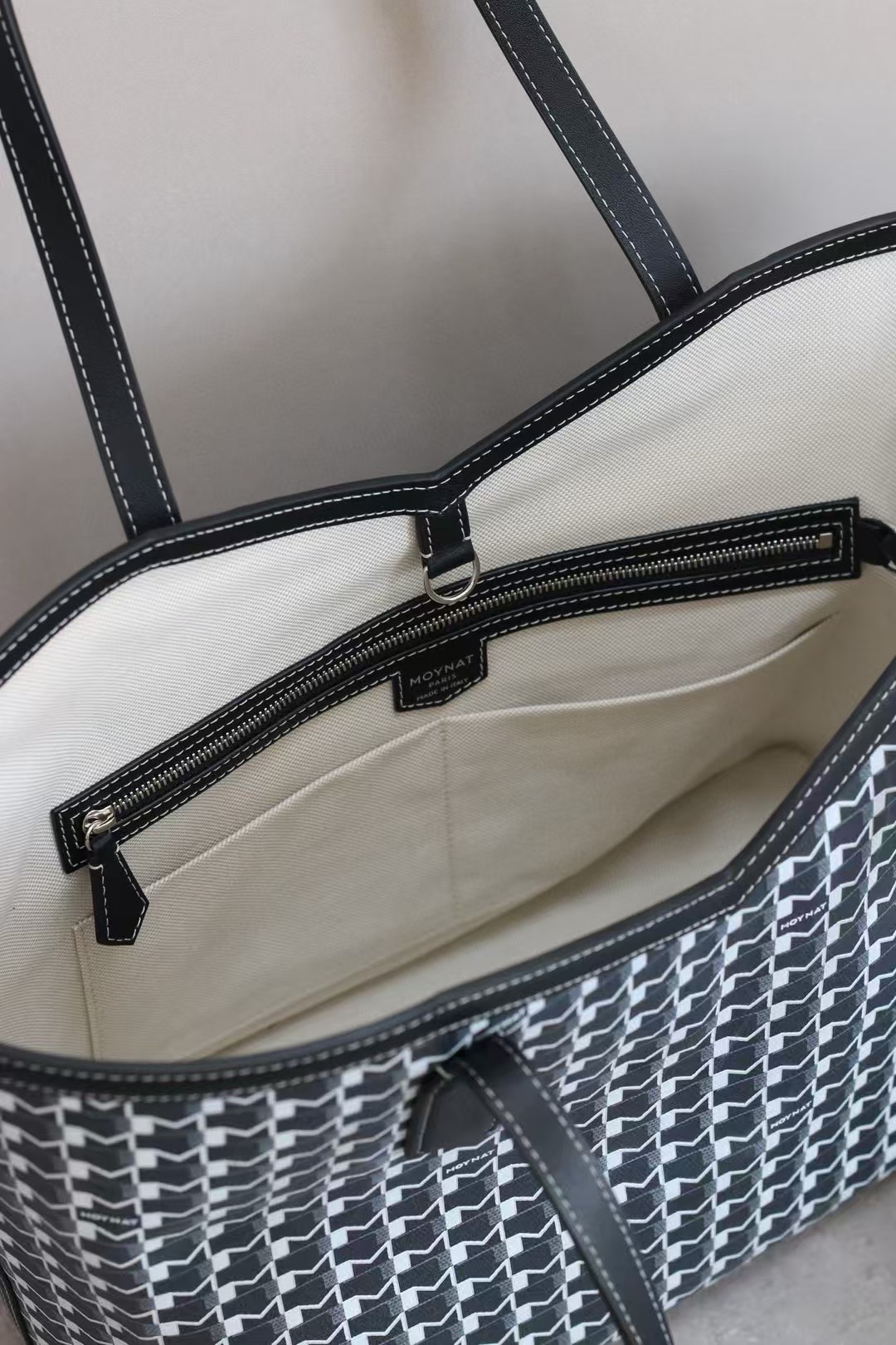 黑色
莫奈 Moynat canvas Tote 新款购物袋 
来自于法国高奢品牌，低调有辨识度，经典M Monogram印花传承品牌历史，小众不易撞款，彰显独特品味 
肩带长度、皮质软硬适中，不勒肩，单肩背拿取物品方便；包口设计（如M型切口 ）贴合腋下，穿厚外套也能轻松上肩 。


