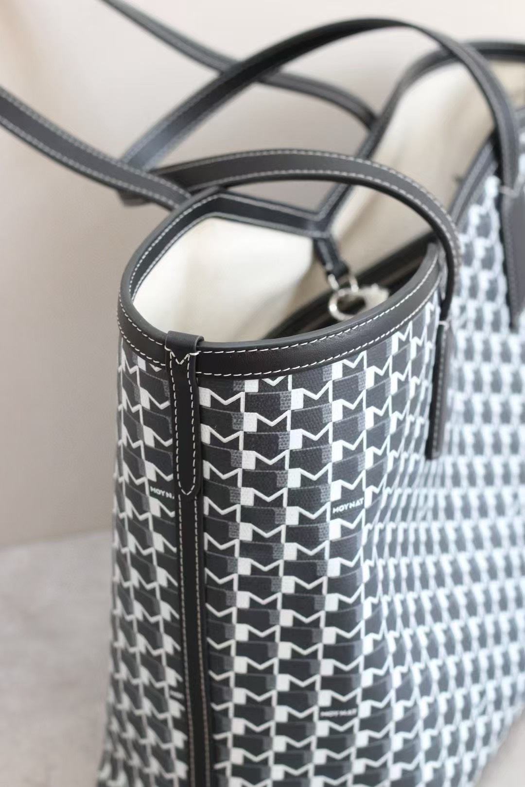 黑色
莫奈 Moynat canvas Tote 新款购物袋 
来自于法国高奢品牌，低调有辨识度，经典M Monogram印花传承品牌历史，小众不易撞款，彰显独特品味 
肩带长度、皮质软硬适中，不勒肩，单肩背拿取物品方便；包口设计（如M型切口 ）贴合腋下，穿厚外套也能轻松上肩 。


