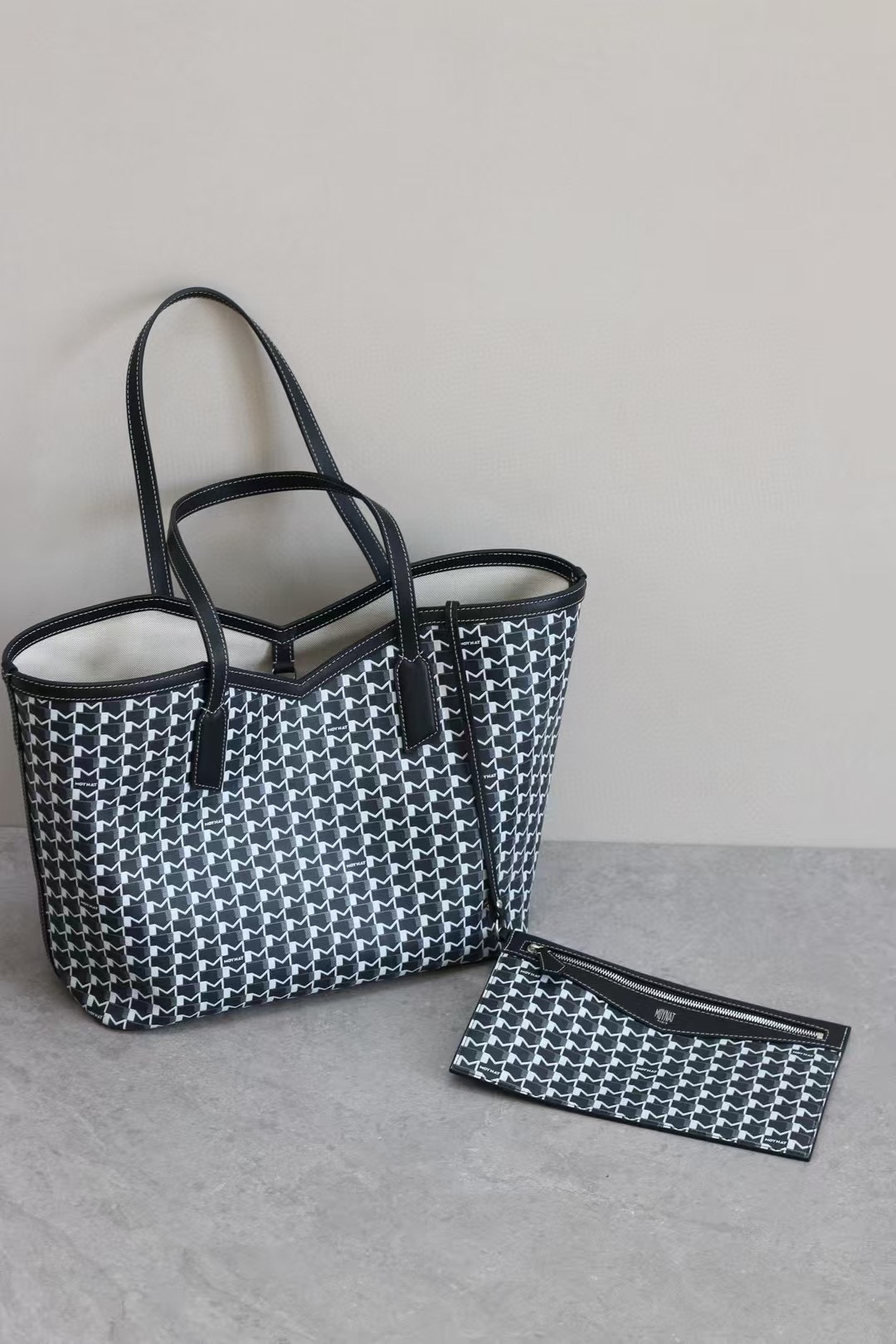 黑色
莫奈 Moynat canvas Tote 新款购物袋 
来自于法国高奢品牌，低调有辨识度，经典M Monogram印花传承品牌历史，小众不易撞款，彰显独特品味 
肩带长度、皮质软硬适中，不勒肩，单肩背拿取物品方便；包口设计（如M型切口 ）贴合腋下，穿厚外套也能轻松上肩 。



