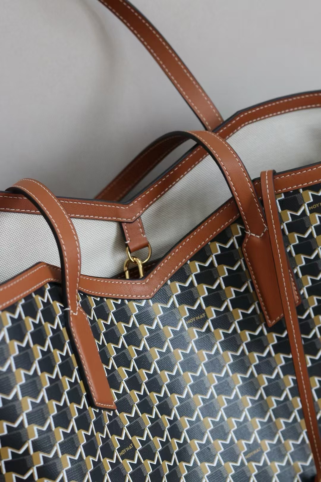 棕色
Tote包 自重轻，减轻肩部负担；包身挺括，装笔记本电脑等重物不变形；内含pouch小手包、拉链隔层袋，收纳分区合理，方便物品归类 
大容量托特包型，满足逛街、通勤、健身、旅行等多种场景，装电脑、文件、生活用品无压力，实用性拉满 。