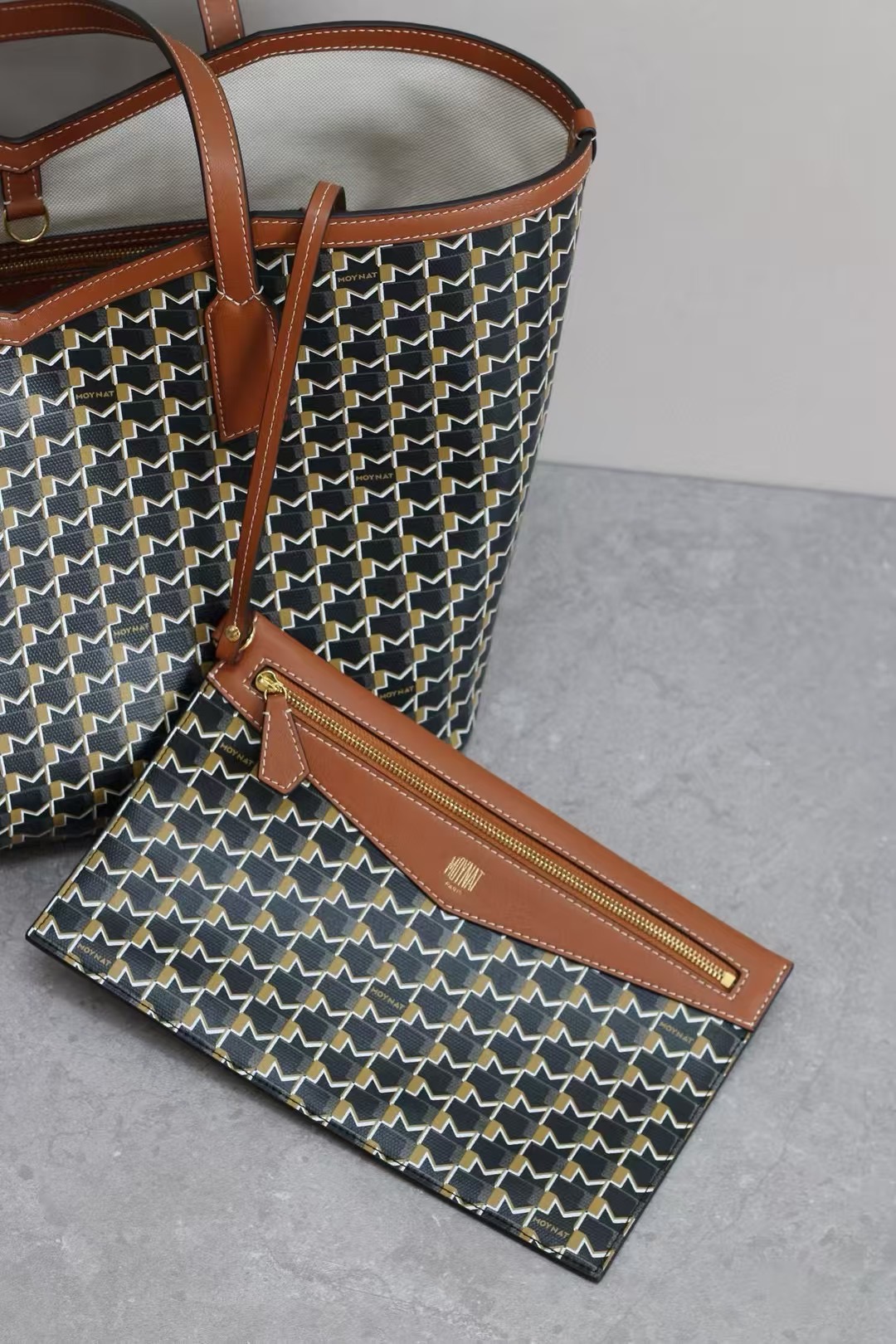 棕色
Tote包 自重轻，减轻肩部负担；包身挺括，装笔记本电脑等重物不变形；内含pouch小手包、拉链隔层袋，收纳分区合理，方便物品归类 
大容量托特包型，满足逛街、通勤、健身、旅行等多种场景，装电脑、文件、生活用品无压力，实用性拉满 。