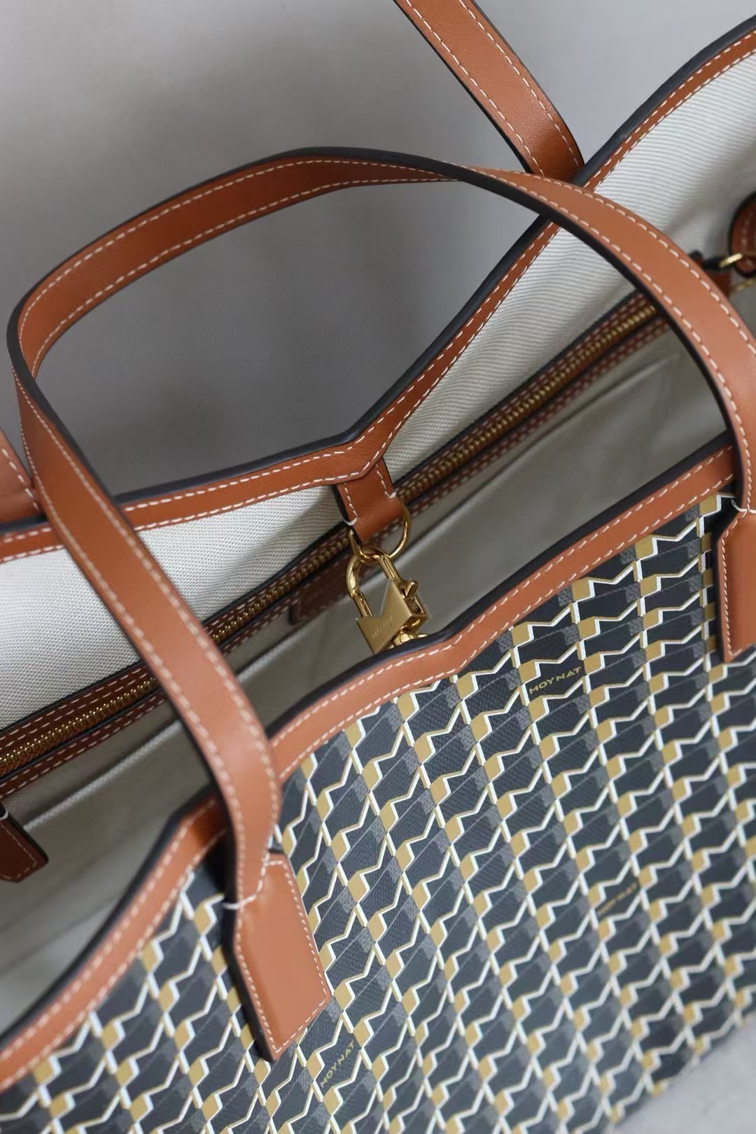 棕色
Tote包 自重轻，减轻肩部负担；包身挺括，装笔记本电脑等重物不变形；内含pouch小手包、拉链隔层袋，收纳分区合理，方便物品归类 
大容量托特包型，满足逛街、通勤、健身、旅行等多种场景，装电脑、文件、生活用品无压力，实用性拉满 。