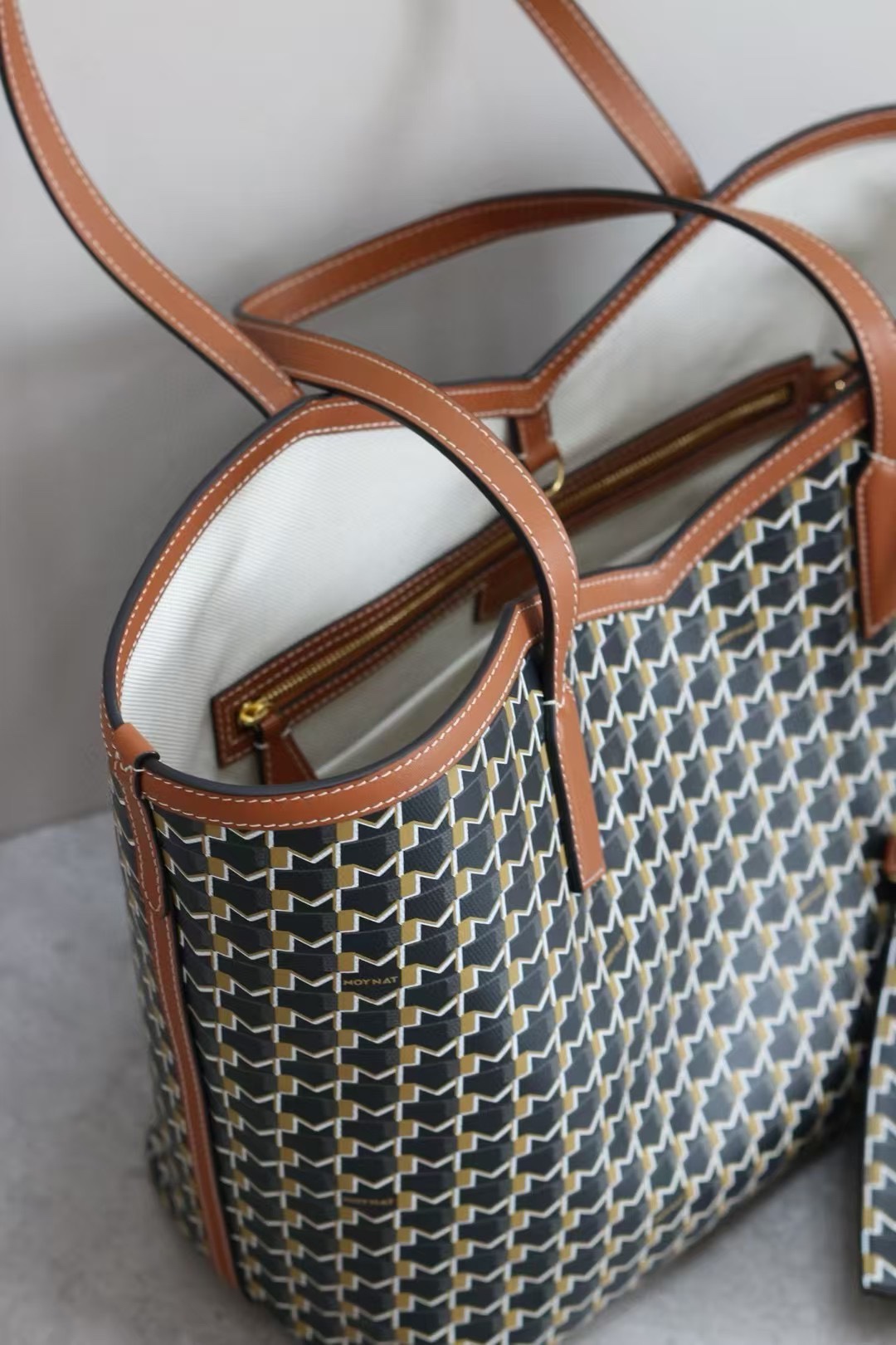 棕色
Tote包 自重轻，减轻肩部负担；包身挺括，装笔记本电脑等重物不变形；内含pouch小手包、拉链隔层袋，收纳分区合理，方便物品归类 
大容量托特包型，满足逛街、通勤、健身、旅行等多种场景，装电脑、文件、生活用品无压力，实用性拉满 。