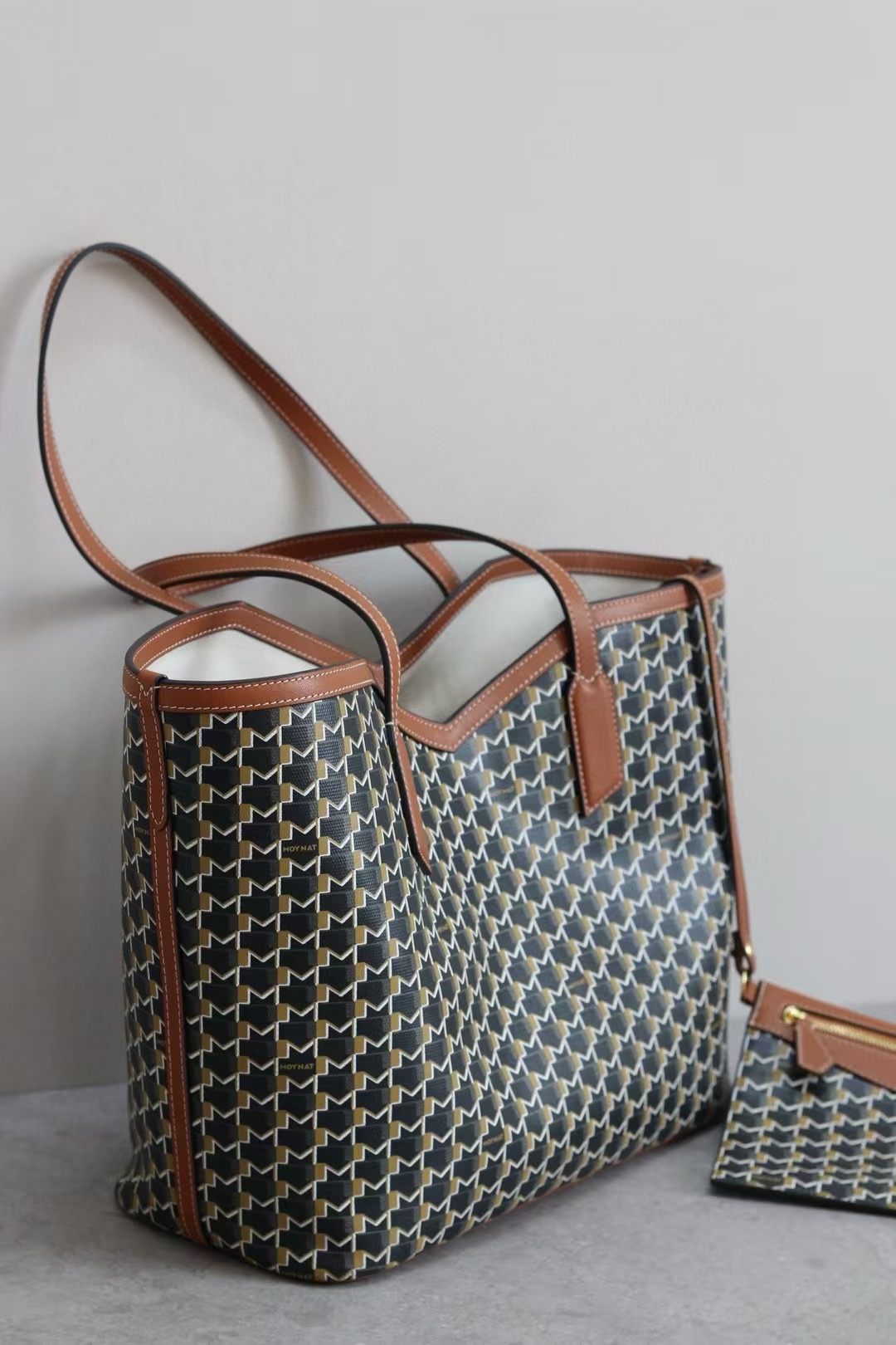 棕色
Tote包 自重轻，减轻肩部负担；包身挺括，装笔记本电脑等重物不变形；内含pouch小手包、拉链隔层袋，收纳分区合理，方便物品归类 
大容量托特包型，满足逛街、通勤、健身、旅行等多种场景，装电脑、文件、生活用品无压力，实用性拉满 。