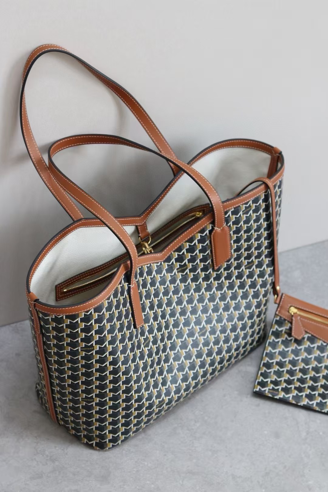 棕色
Tote包 自重轻，减轻肩部负担；包身挺括，装笔记本电脑等重物不变形；内含pouch小手包、拉链隔层袋，收纳分区合理，方便物品归类 
大容量托特包型，满足逛街、通勤、健身、旅行等多种场景，装电脑、文件、生活用品无压力，实用性拉满 。