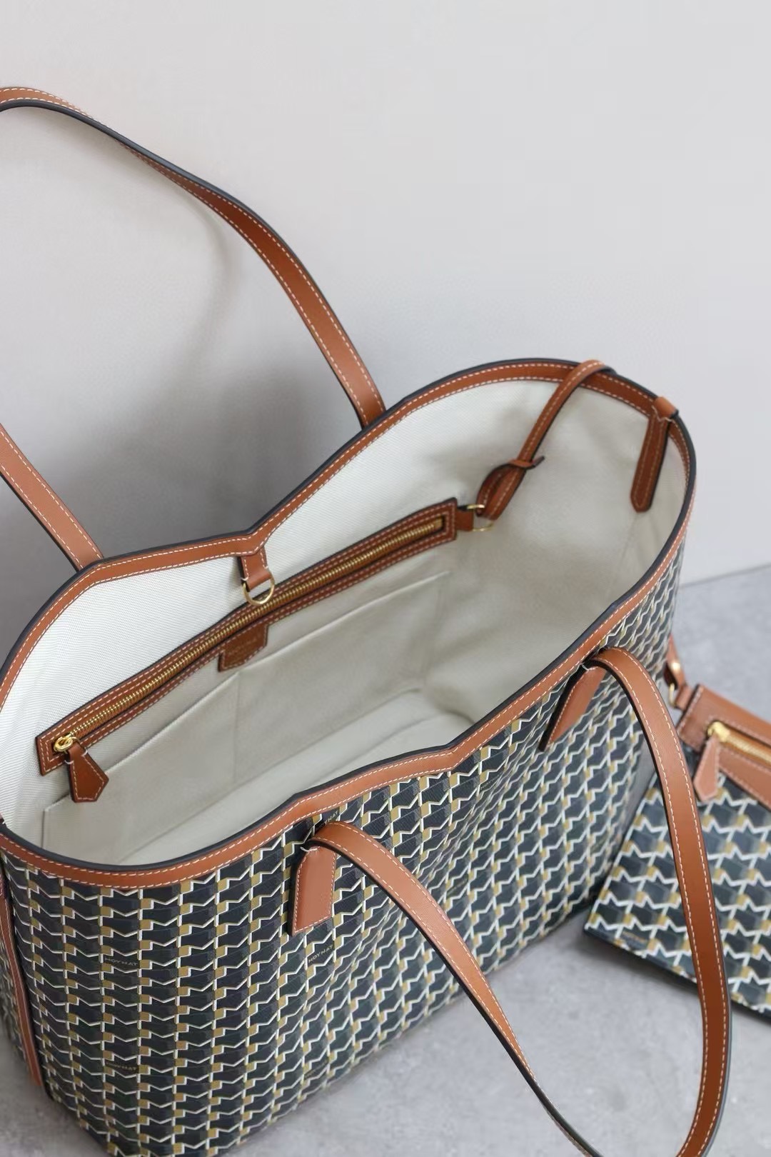 棕色
Tote包 自重轻，减轻肩部负担；包身挺括，装笔记本电脑等重物不变形；内含pouch小手包、拉链隔层袋，收纳分区合理，方便物品归类 
大容量托特包型，满足逛街、通勤、健身、旅行等多种场景，装电脑、文件、生活用品无压力，实用性拉满 。