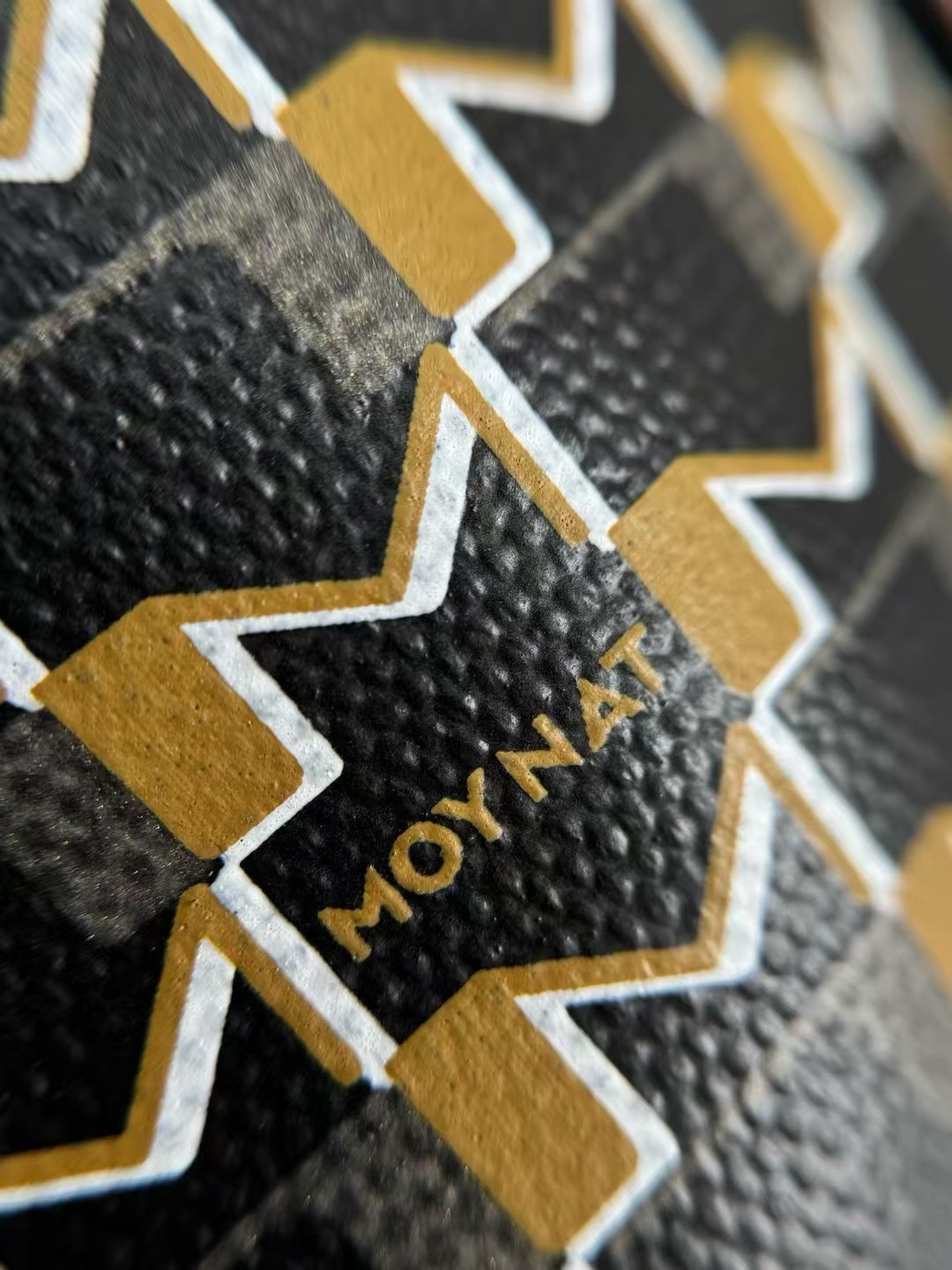 优质帆布搭配皮革涂层轻薄均匀，能清晰看到面料纹理，质感好；法国原厂裁片工艺，做工精细，品质上乘 。