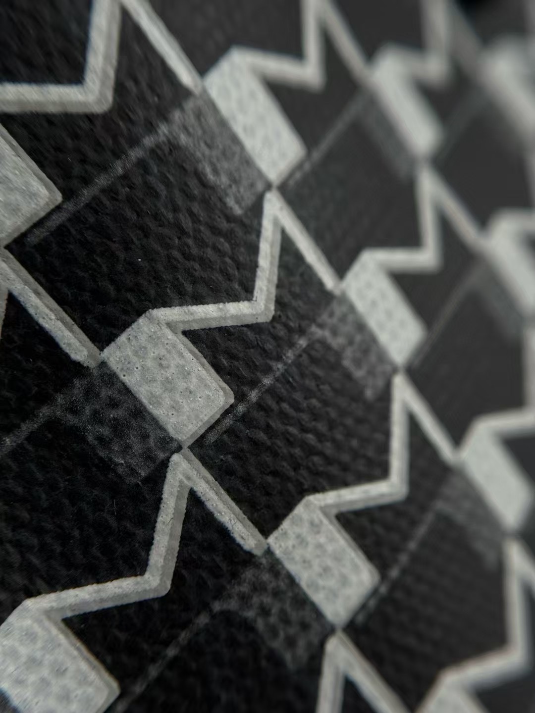 优质帆布搭配皮革涂层轻薄均匀，能清晰看到面料纹理，质感好；法国原厂裁片工艺，做工精细，品质上乘 。