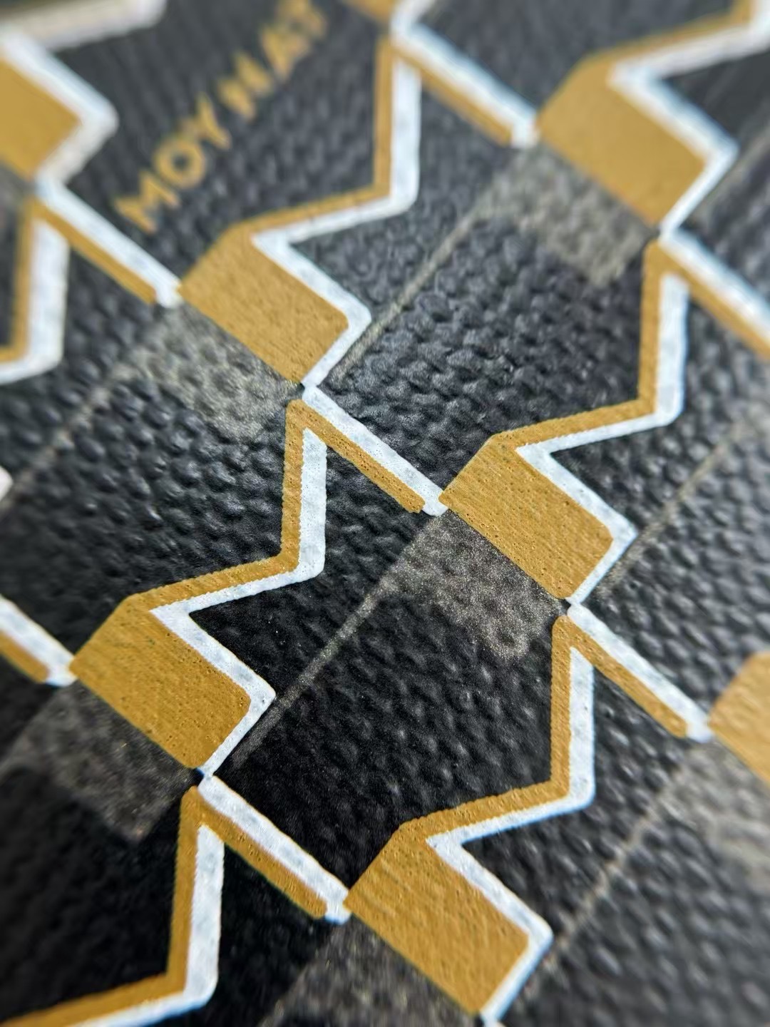 优质帆布搭配皮革涂层轻薄均匀，能清晰看到面料纹理，质感好；法国原厂裁片工艺，做工精细，品质上乘 。