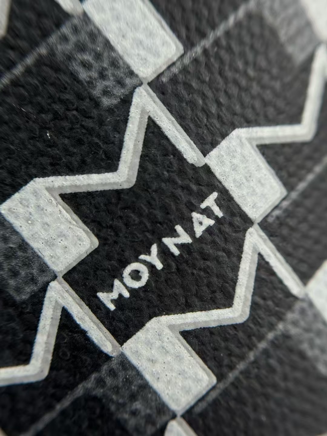 优质帆布搭配皮革涂层轻薄均匀，能清晰看到面料纹理，质感好；法国原厂裁片工艺，做工精细，品质上乘 。