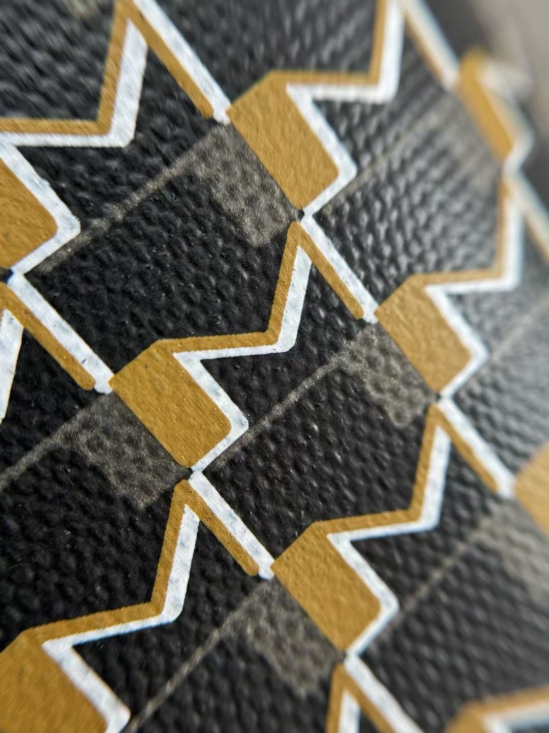 优质帆布搭配皮革涂层轻薄均匀，能清晰看到面料纹理，质感好；法国原厂裁片工艺，做工精细，品质上乘 。