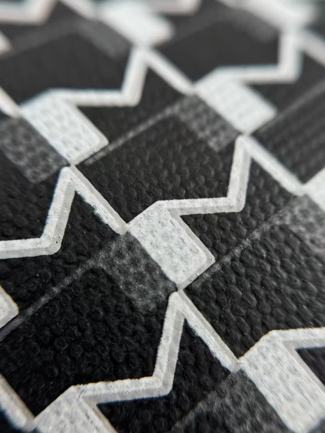 优质帆布搭配皮革涂层轻薄均匀，能清晰看到面料纹理，质感好；法国原厂裁片工艺，做工精细，品质上乘 。