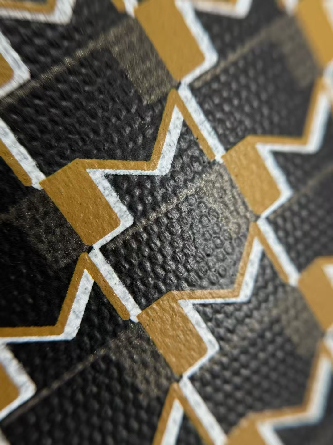 优质帆布搭配皮革涂层轻薄均匀，能清晰看到面料纹理，质感好；法国原厂裁片工艺，做工精细，品质上乘 。