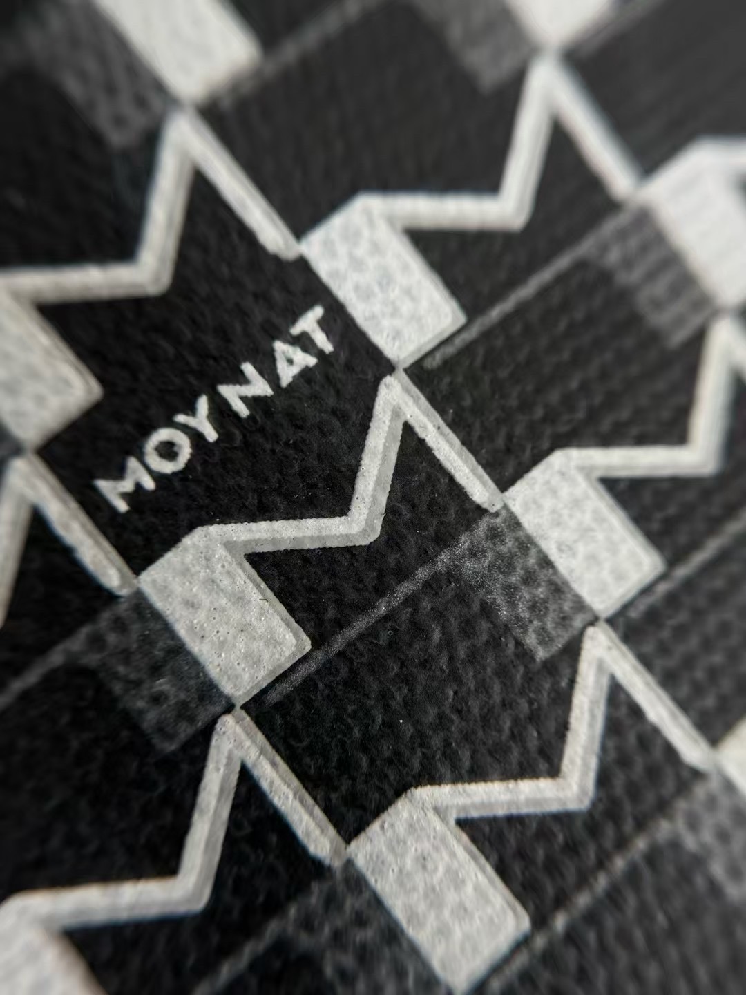 优质帆布搭配皮革涂层轻薄均匀，能清晰看到面料纹理，质感好；法国原厂裁片工艺，做工精细，品质上乘 。