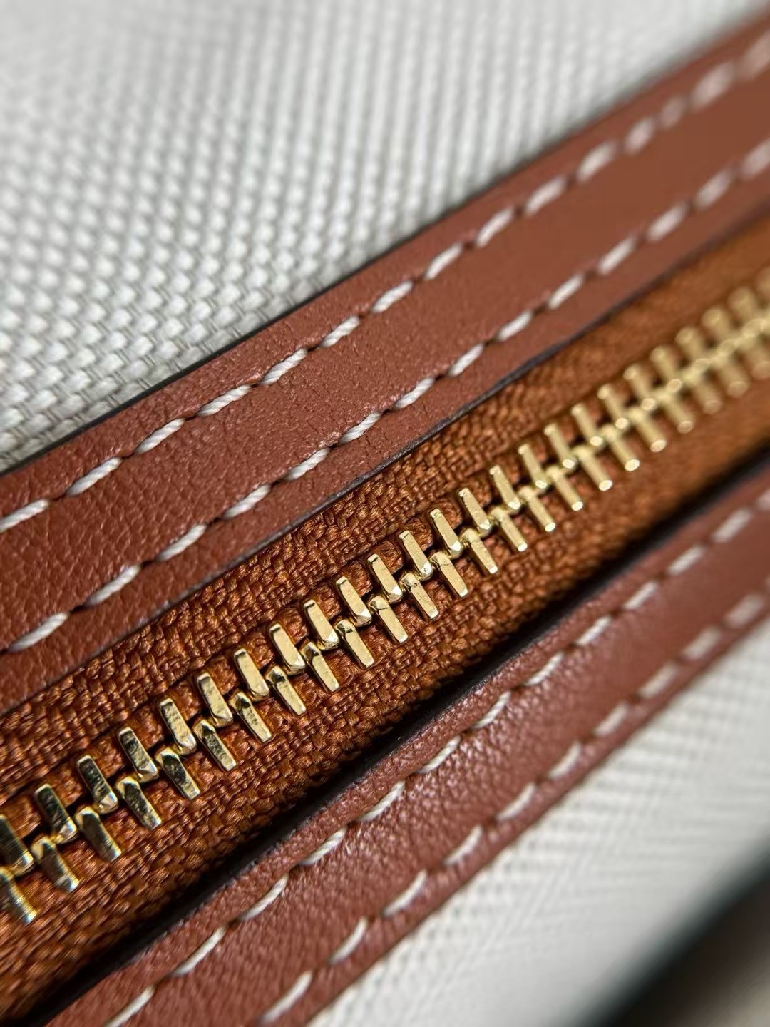 全钢五金材质 非常明显的质感，刻字清晰 五金圆润有度。