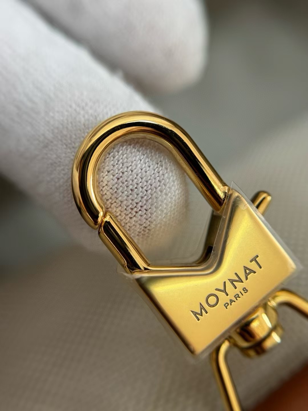 全钢五金材质 非常明显的质感，刻字清晰 五金圆润有度。