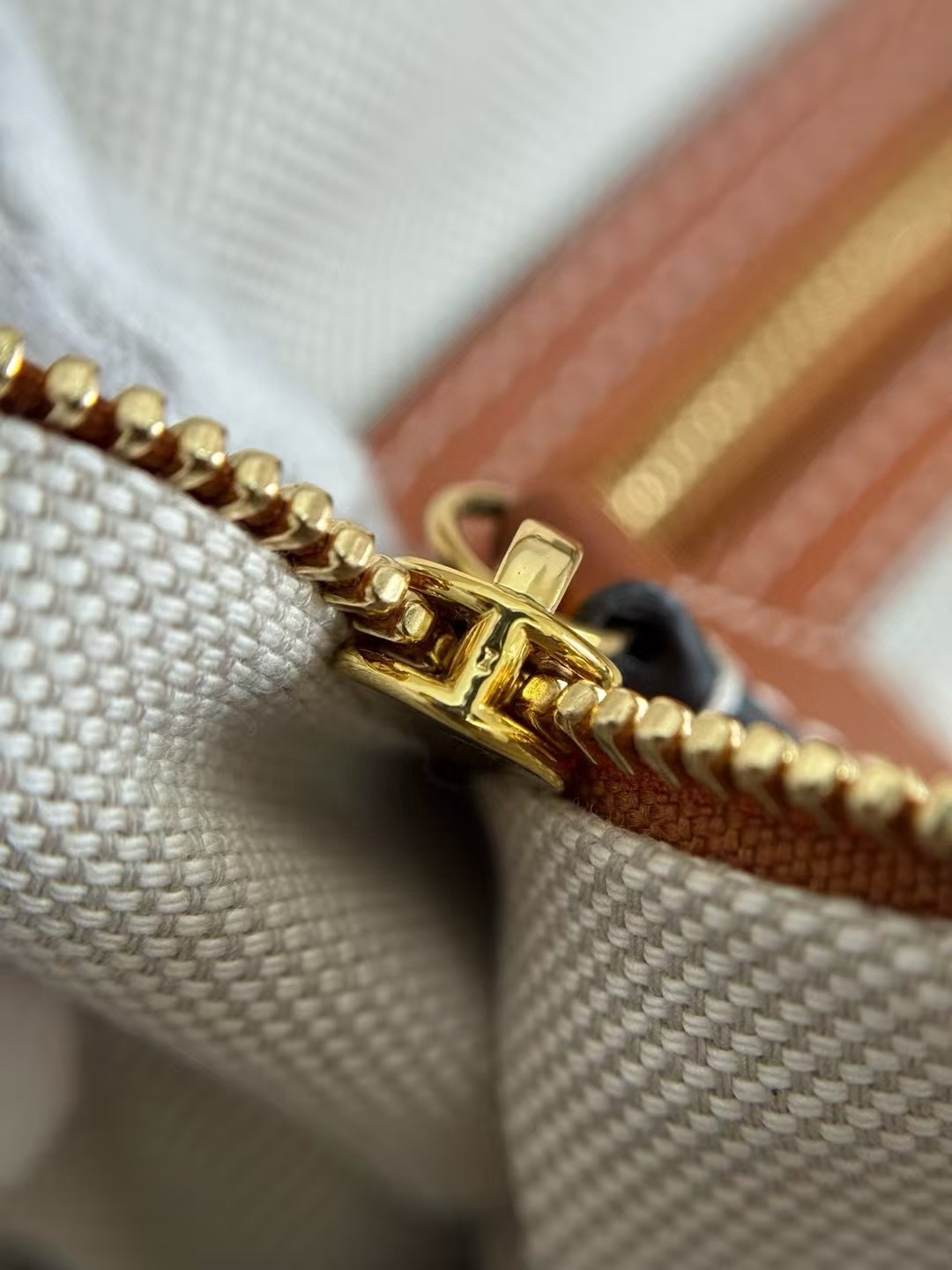 全钢五金材质 非常明显的质感，刻字清晰 五金圆润有度。