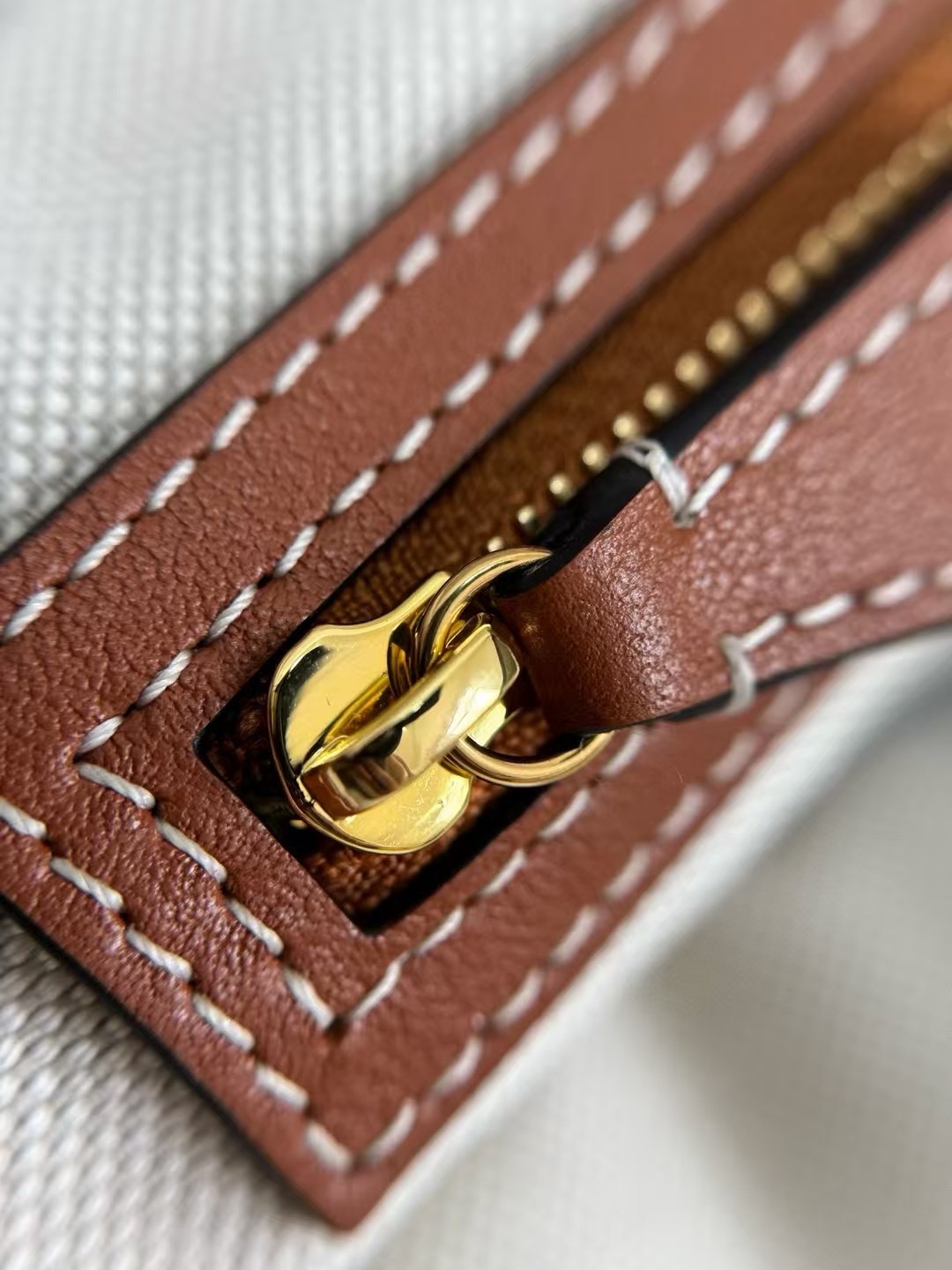 全钢五金材质 非常明显的质感，刻字清晰 五金圆润有度。