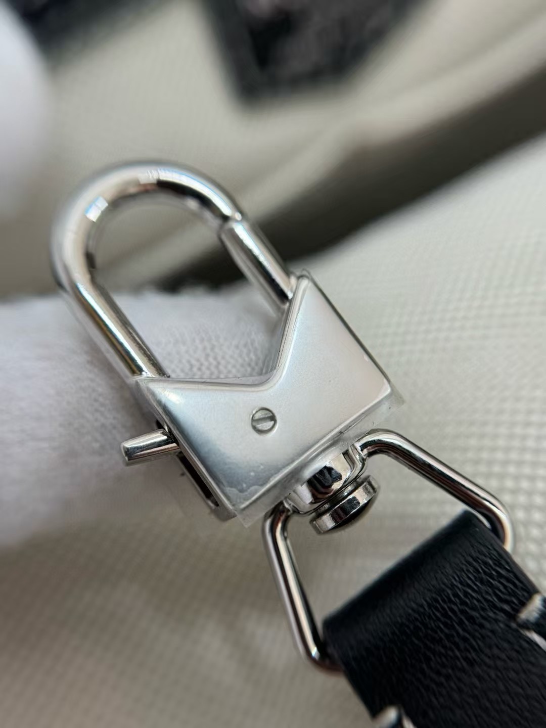 全钢五金材质 非常明显的质感，刻字清晰 五金圆润有度。