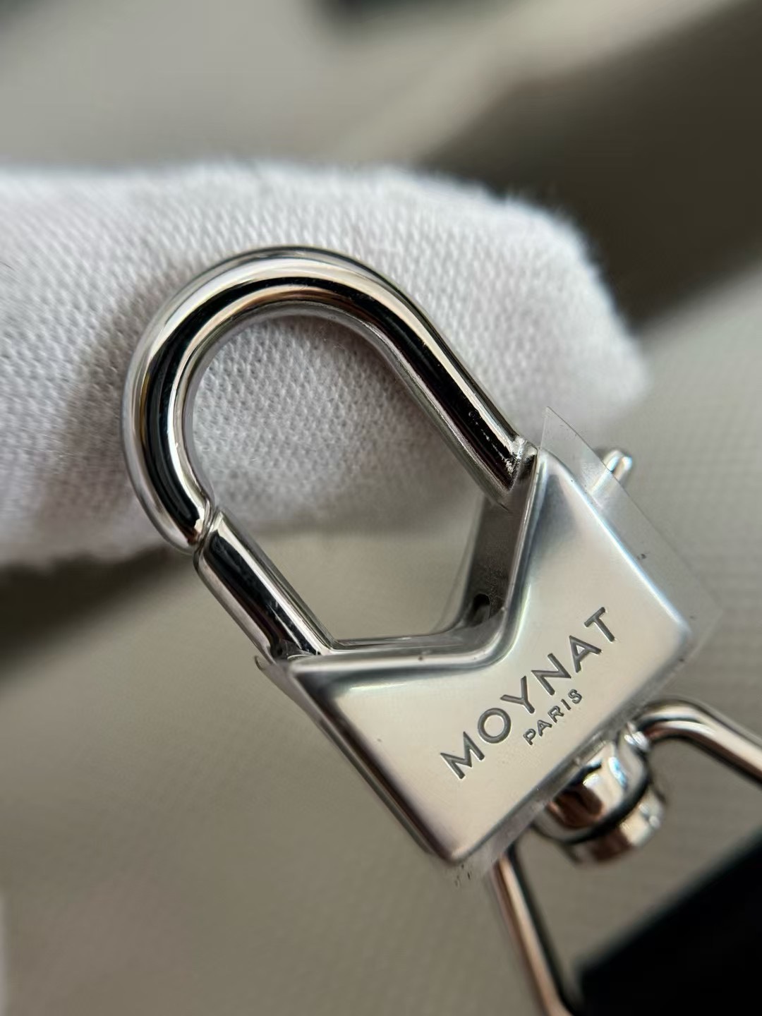 全钢五金材质 非常明显的质感，刻字清晰 五金圆润有度。