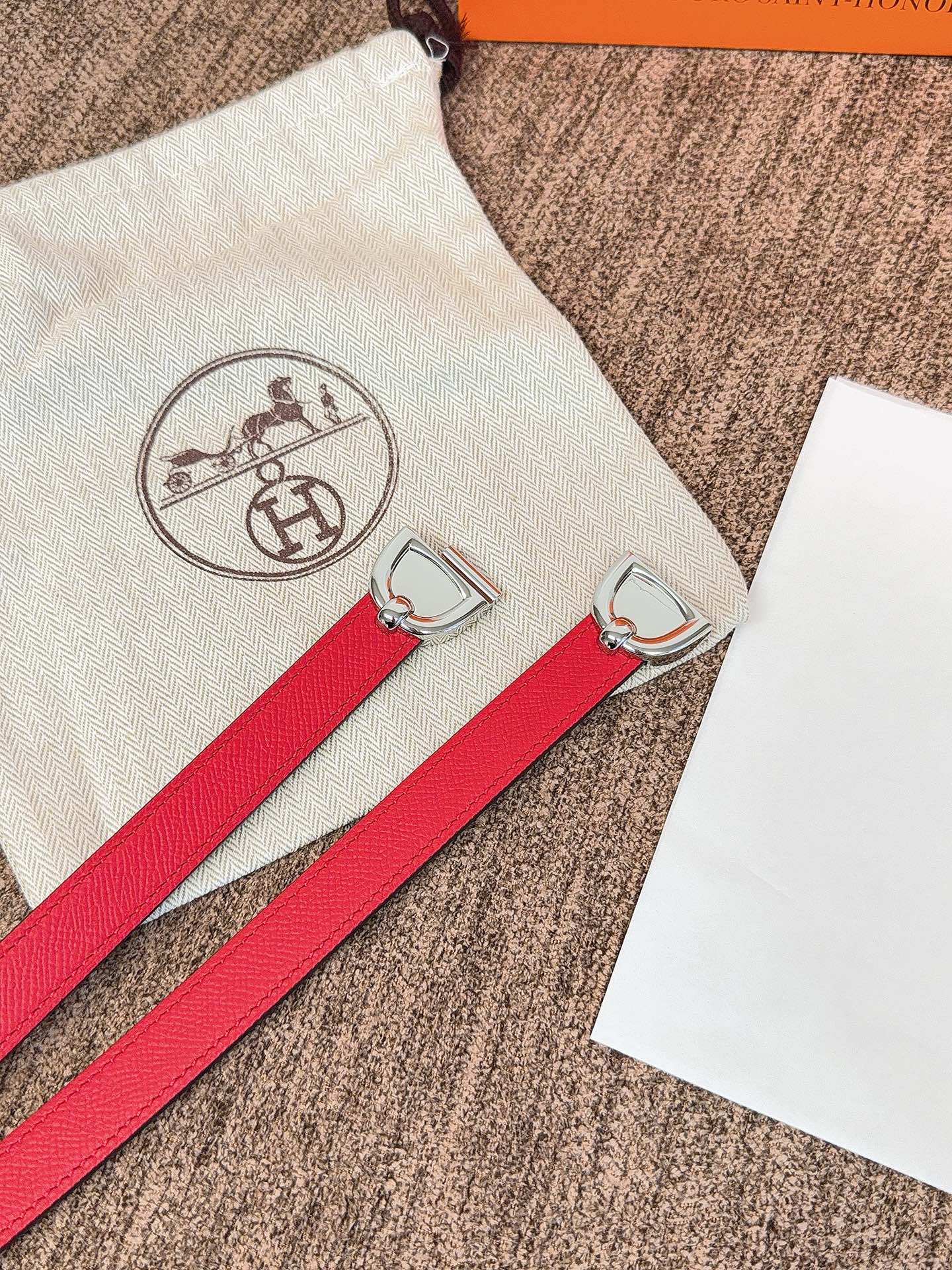 原单. 顶级品质 EPsom小牛皮腰带,搭配金属皮带扣。这款腰带的灵感源自1990年的同名手镯,换新演绎经典Chaine 原单. 顶级品质 EPsom小牛皮腰带,搭配金属皮带扣。这款腰带的灵感源自1990年的同名手镯,换新演绎经典Chaine