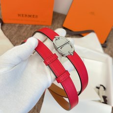 原单. 顶级品质 EPsom小牛皮腰带,搭配金属皮带扣。这款腰带的灵感源自1990年的同名手镯,换新演绎经典Chaine 原单. 顶级品质 EPsom小牛皮腰带,搭配金属皮带扣。这款腰带的灵感源自1990年的同名手镯,换新演绎经典Chaine