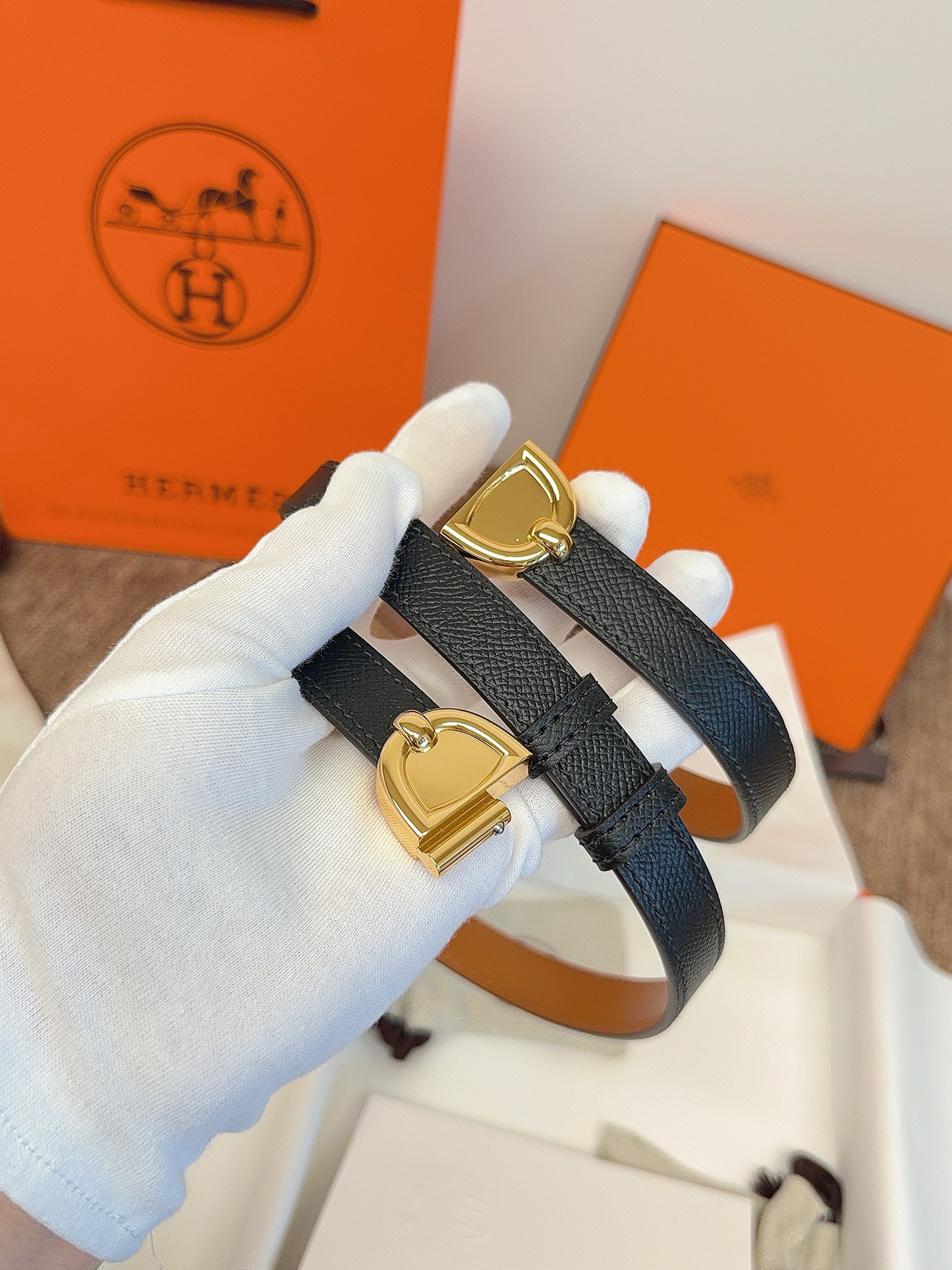 原单. 顶级品质 EPsom小牛皮腰带,搭配金属皮带扣。这款腰带的灵感源自1990年的同名手镯,换新演绎经典Chaine 原单. 顶级品质 EPsom小牛皮腰带,搭配金属皮带扣。这款腰带的灵感源自1990年的同名手镯,换新演绎经典Chaine