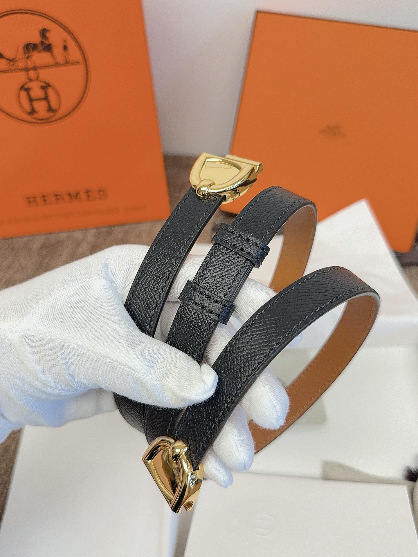 原单. 顶级品质 EPsom小牛皮腰带,搭配金属皮带扣。这款腰带的灵感源自1990年的同名手镯,换新演绎经典Chaine 原单. 顶级品质 EPsom小牛皮腰带,搭配金属皮带扣。这款腰带的灵感源自1990年的同名手镯,换新演绎经典Chaine
