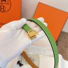 原单. 顶级品质 EPsom小牛皮腰带,搭配金属皮带扣。这款腰带的灵感源自1990年的同名手镯,换新演绎经典Chaine 原单. 顶级品质 EPsom小牛皮腰带,搭配金属皮带扣。这款腰带的灵感源自1990年的同名手镯,换新演绎经典Chaine