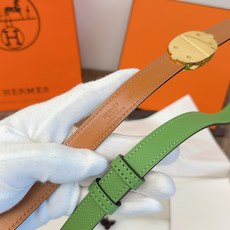原单. 顶级品质 EPsom小牛皮腰带,搭配金属皮带扣。这款腰带的灵感源自1990年的同名手镯,换新演绎经典Chaine 原单. 顶级品质 EPsom小牛皮腰带,搭配金属皮带扣。这款腰带的灵感源自1990年的同名手镯,换新演绎经典Chaine