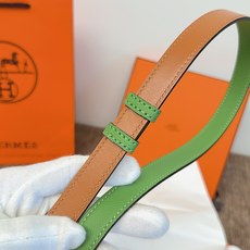 原单. 顶级品质 EPsom小牛皮腰带,搭配金属皮带扣。这款腰带的灵感源自1990年的同名手镯,换新演绎经典Chaine 原单. 顶级品质 EPsom小牛皮腰带,搭配金属皮带扣。这款腰带的灵感源自1990年的同名手镯,换新演绎经典Chaine