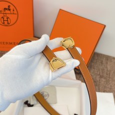 原单. 顶级品质 EPsom小牛皮腰带,搭配金属皮带扣。这款腰带的灵感源自1990年的同名手镯,换新演绎经典Chaine 原单. 顶级品质 EPsom小牛皮腰带,搭配金属皮带扣。这款腰带的灵感源自1990年的同名手镯,换新演绎经典Chaine