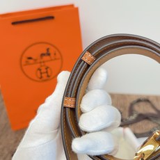 原单. 顶级品质 EPsom小牛皮腰带,搭配金属皮带扣。这款腰带的灵感源自1990年的同名手镯,换新演绎经典Chaine 原单. 顶级品质 EPsom小牛皮腰带,搭配金属皮带扣。这款腰带的灵感源自1990年的同名手镯,换新演绎经典Chaine