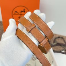 原单. 顶级品质 EPsom小牛皮腰带,搭配金属皮带扣。这款腰带的灵感源自1990年的同名手镯,换新演绎经典Chaine 原单. 顶级品质 EPsom小牛皮腰带,搭配金属皮带扣。这款腰带的灵感源自1990年的同名手镯,换新演绎经典Chaine