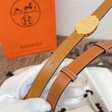 原单. 顶级品质 EPsom小牛皮腰带,搭配金属皮带扣。这款腰带的灵感源自1990年的同名手镯,换新演绎经典Chaine 原单. 顶级品质 EPsom小牛皮腰带,搭配金属皮带扣。这款腰带的灵感源自1990年的同名手镯,换新演绎经典Chaine