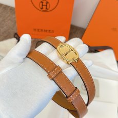 原单. 顶级品质 EPsom小牛皮腰带,搭配金属皮带扣。这款腰带的灵感源自1990年的同名手镯,换新演绎经典Chaine 原单. 顶级品质 EPsom小牛皮腰带,搭配金属皮带扣。这款腰带的灵感源自1990年的同名手镯,换新演绎经典Chaine