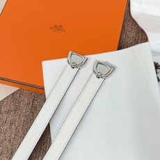 原单. 顶级品质 EPsom小牛皮腰带,搭配金属皮带扣。这款腰带的灵感源自1990年的同名手镯,换新演绎经典Chaine 原单. 顶级品质 EPsom小牛皮腰带,搭配金属皮带扣。这款腰带的灵感源自1990年的同名手镯,换新演绎经典Chaine