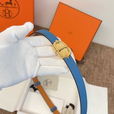 原单. 顶级品质 EPsom小牛皮腰带,搭配金属皮带扣。这款腰带的灵感源自1990年的同名手镯,换新演绎经典Chaine 原单. 顶级品质 EPsom小牛皮腰带,搭配金属皮带扣。这款腰带的灵感源自1990年的同名手镯,换新演绎经典Chaine