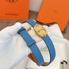 原单. 顶级品质 EPsom小牛皮腰带,搭配金属皮带扣。这款腰带的灵感源自1990年的同名手镯,换新演绎经典Chaine 原单. 顶级品质 EPsom小牛皮腰带,搭配金属皮带扣。这款腰带的灵感源自1990年的同名手镯,换新演绎经典Chaine