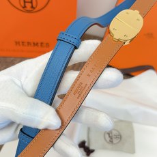 原单. 顶级品质 EPsom小牛皮腰带,搭配金属皮带扣。这款腰带的灵感源自1990年的同名手镯,换新演绎经典Chaine 原单. 顶级品质 EPsom小牛皮腰带,搭配金属皮带扣。这款腰带的灵感源自1990年的同名手镯,换新演绎经典Chaine
