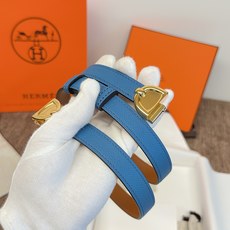 原单. 顶级品质 EPsom小牛皮腰带,搭配金属皮带扣。这款腰带的灵感源自1990年的同名手镯,换新演绎经典Chaine 原单. 顶级品质 EPsom小牛皮腰带,搭配金属皮带扣。这款腰带的灵感源自1990年的同名手镯,换新演绎经典Chaine