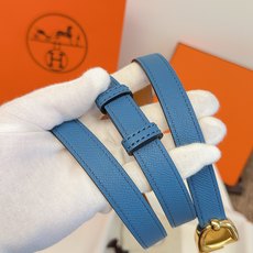 原单. 顶级品质 EPsom小牛皮腰带,搭配金属皮带扣。这款腰带的灵感源自1990年的同名手镯,换新演绎经典Chaine 原单. 顶级品质 EPsom小牛皮腰带,搭配金属皮带扣。这款腰带的灵感源自1990年的同名手镯,换新演绎经典Chaine