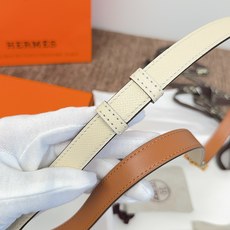 原单. 顶级品质 EPsom小牛皮腰带,搭配金属皮带扣。这款腰带的灵感源自1990年的同名手镯,换新演绎经典Chaine 原单. 顶级品质 EPsom小牛皮腰带,搭配金属皮带扣。这款腰带的灵感源自1990年的同名手镯,换新演绎经典Chaine