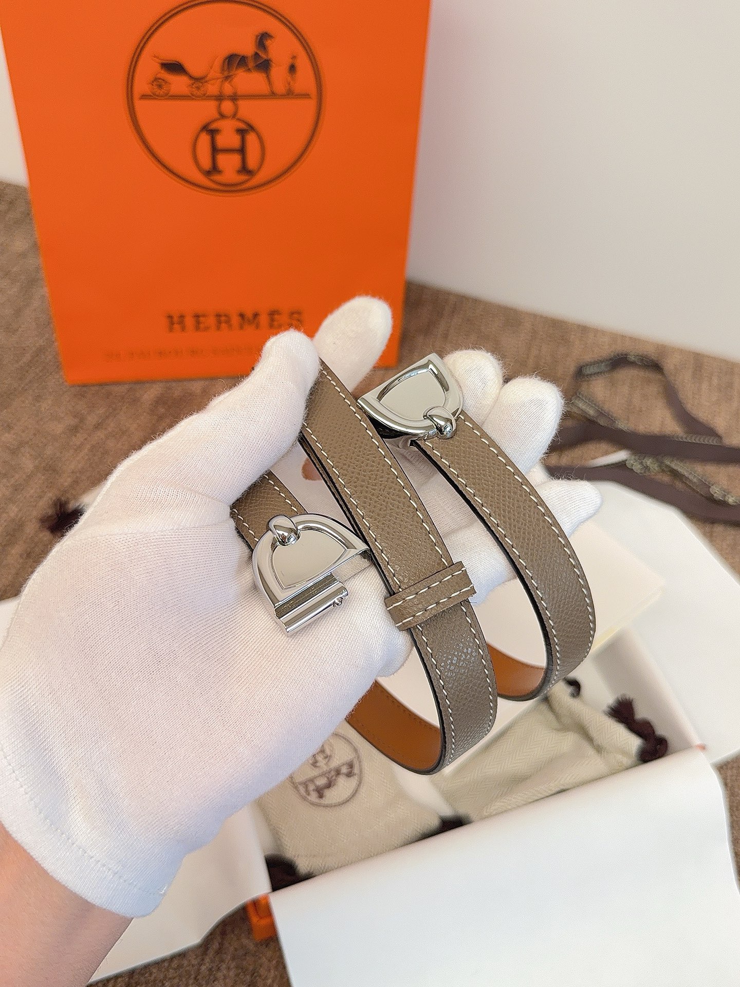 NO:924800,Original order. Top quality Epsom calfskin belt with metal belt buckle. This belt is inspired by the 1990 bracelet of the same name, a new interpretation of the classic Chaine d’Ancre element. With the clever adjustable design, the belt can be tied around the waist. 1.8 width., belt, bracelet, cowhide19860909原单原单. 顶级品质 Epsom小牛皮腰带,搭配金属皮带扣.这款腰带的灵感源自1990年的同名手镯,换新演绎经典Chaine d’Ancre元素.借助巧妙的可调节设计,可以将腰带系于腰间.1.8宽.,皮带,bracelet,cowhide,Belt